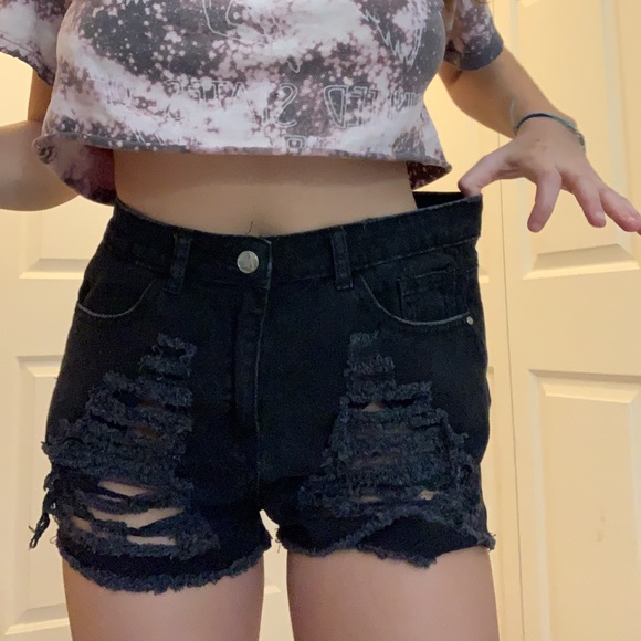 Black distressed shorts - Picture 2 of 3